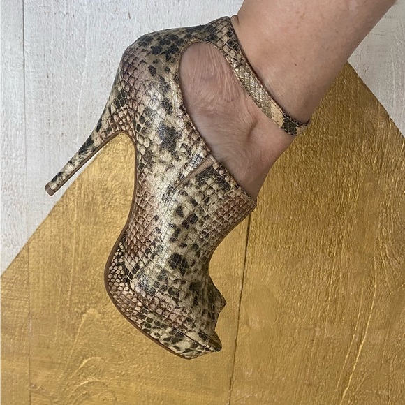 Dollhouse Shoes - Dollhouse verdict 107 metallic snakeskin heels size 8